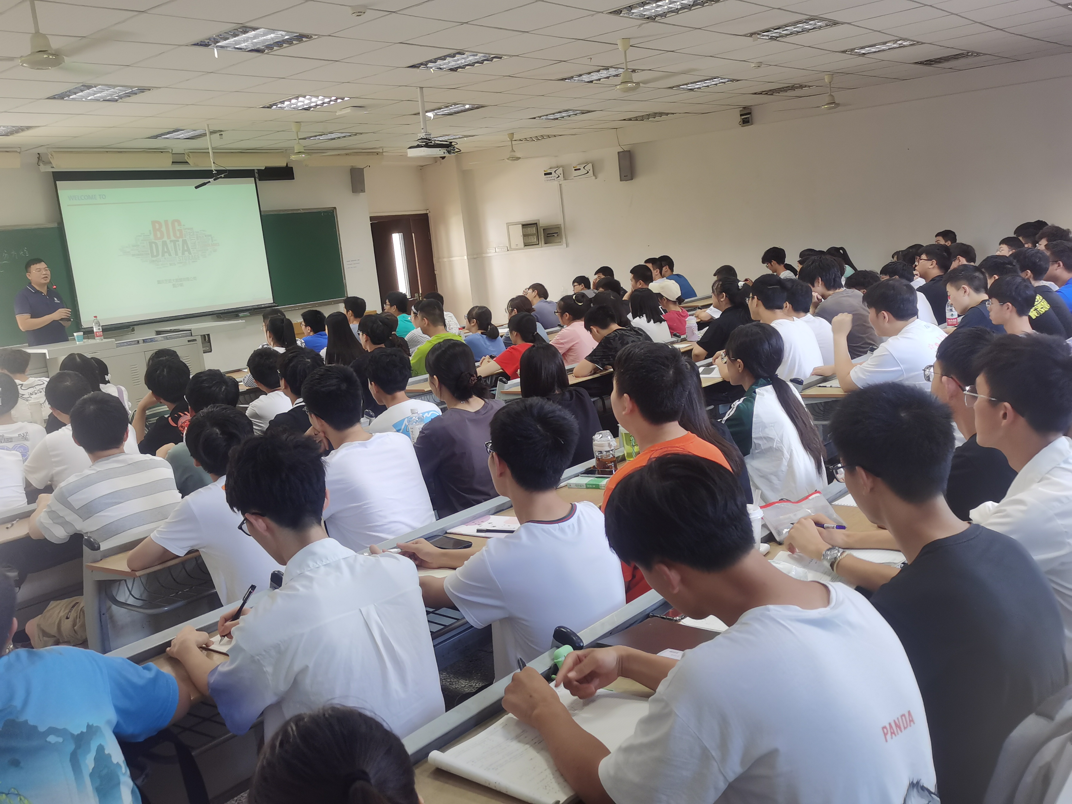 1632741852478002739.jpg 20210926重庆市芝诺大数据董事长甄少明莅临学院讲学图片(3).jpg