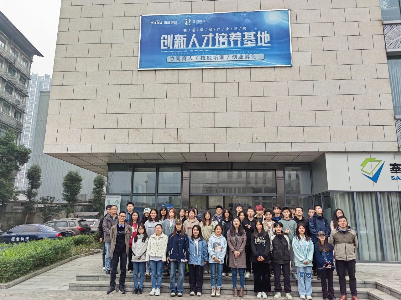 ZsUh_1700883859468076879.jpg 3.jpg